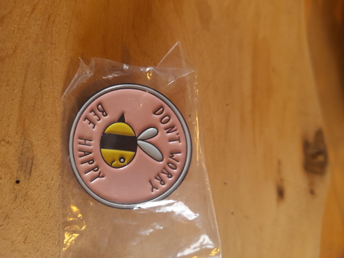 Chloris-pins|Dont worry Bee happy|buttons|sierpin|kledingclips|sierbroche|broche|kledingsspeld|speld|enamel|lief|schattig|bijen|bees|Bij met honingraad|geschenk|sieraden|emaille|Bee happy|